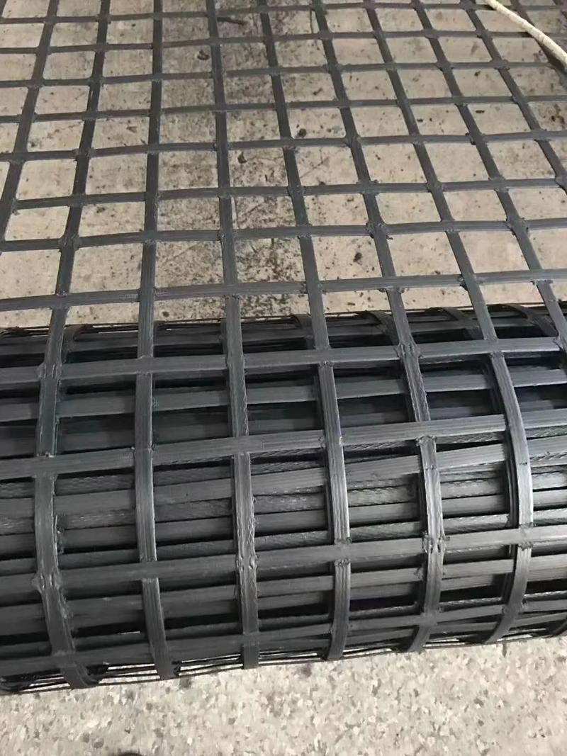 综上所述,钢塑土工格栅具有高强度,耐腐蚀,防滑,透水透气,易
