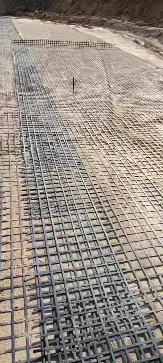 钢塑土工格栅的高强度和低延伸率使其能够有效加固软土地基,提高地基