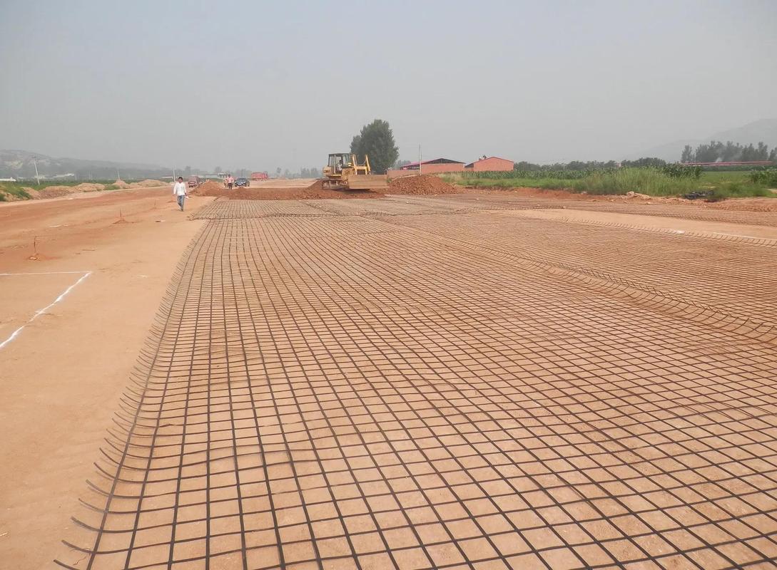 钢塑土工格栅施工全攻略 从材料特性到精细化铺设